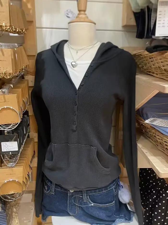 T-shirt à capuche gaufré gris pour femmes, style préppy, vintage chic, streetwear, manches longues, doux et extensible, pour sorties et occasions spéciales