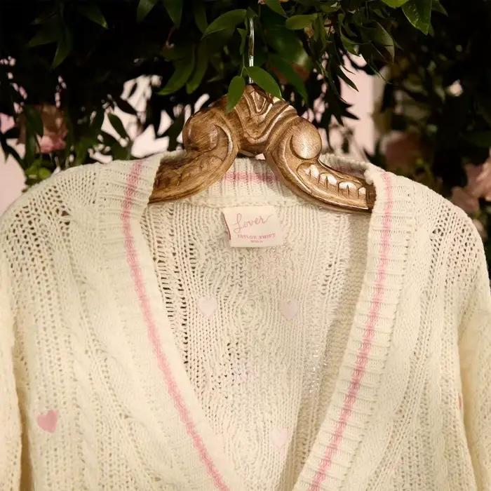 Cardigan d'amant avec bouton de coeur rose