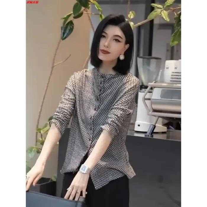 Chemise à carreaux pour femmes avec col mandarin et boutons rouges