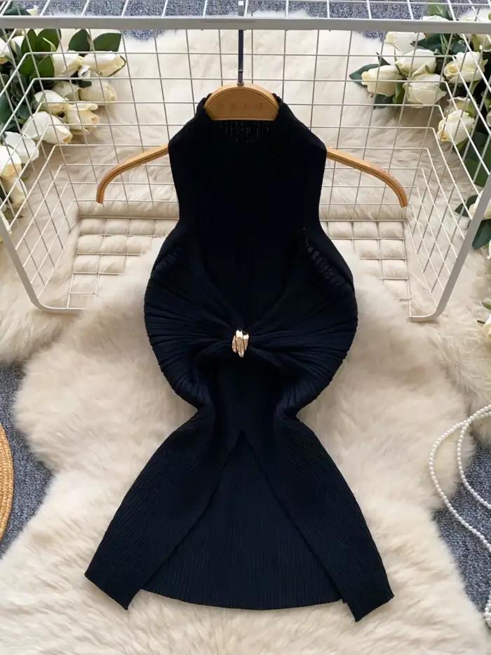 2025 nouveau noir blanc couleur bloc haut en tricot femmes découpé torsion avant métal décor mince