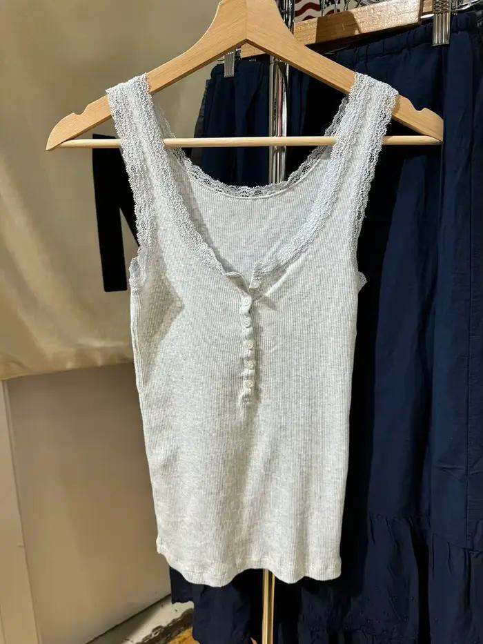 Haut de lit en dentelle pour femme garniture solide bouton de printemps col en U camisole mince en fibre coton précieux style Y2K vintage occassions spéciales polyvalent