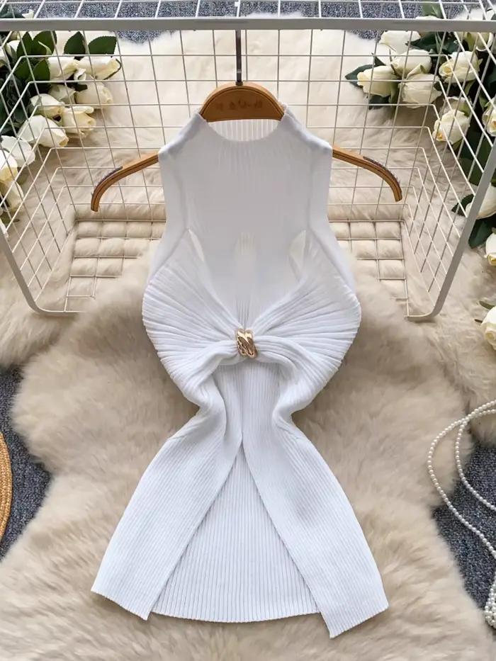 2025 nouveau noir blanc couleur bloc haut en tricot femmes découpé torsion avant métal décor mince