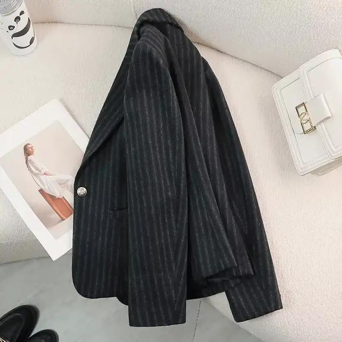 Blazer formel en laine à rayures marron pour femmes, veste d'affaires avec col cranté, fermeture bouton unique, matière laine naturelle, collection automne-hiver 2025, pour usage professionnel et occasions spéciales