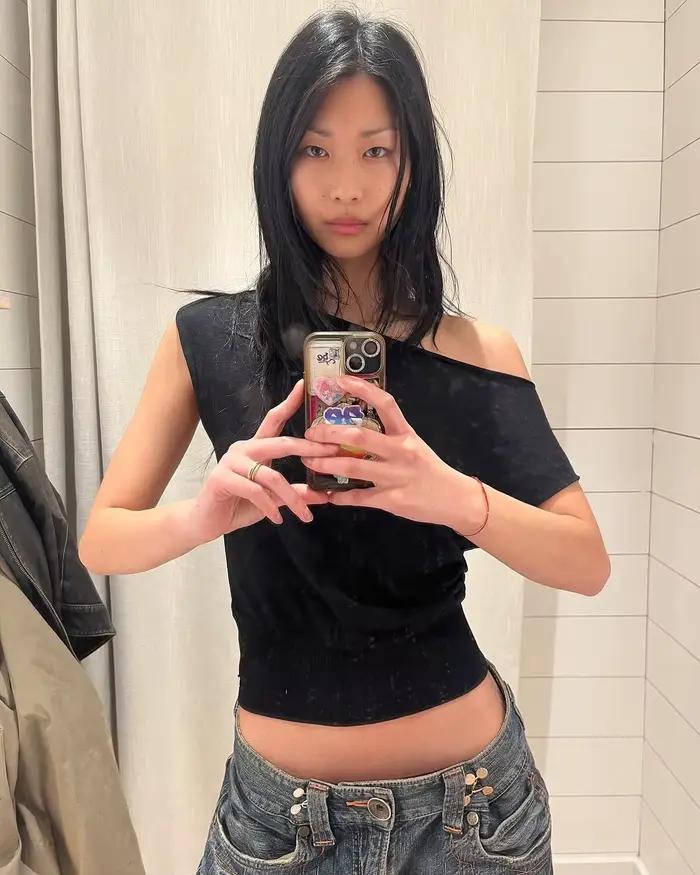 Haut tricoté asymétrique noir à une épaule