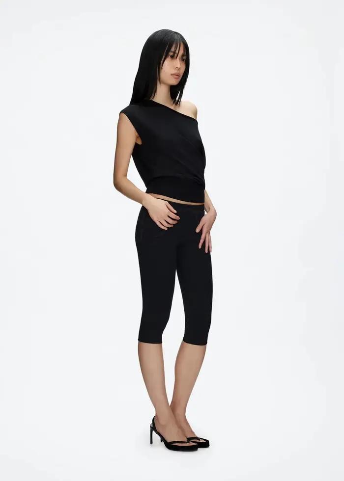 Haut tricoté asymétrique noir à une épaule