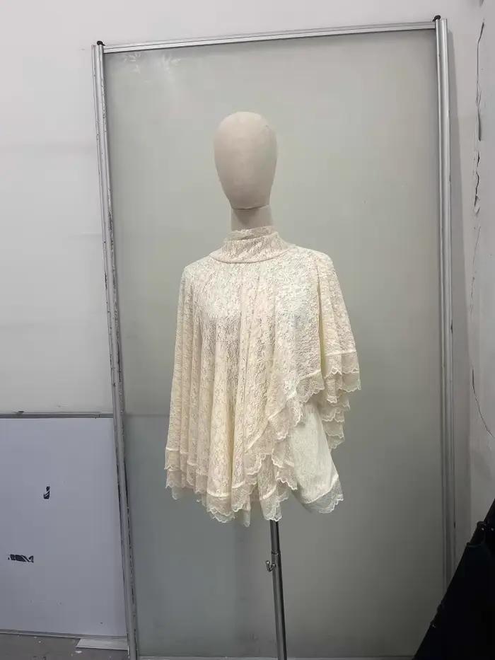 Ensemble sexy en dentelle avec haut cape à col montant et short