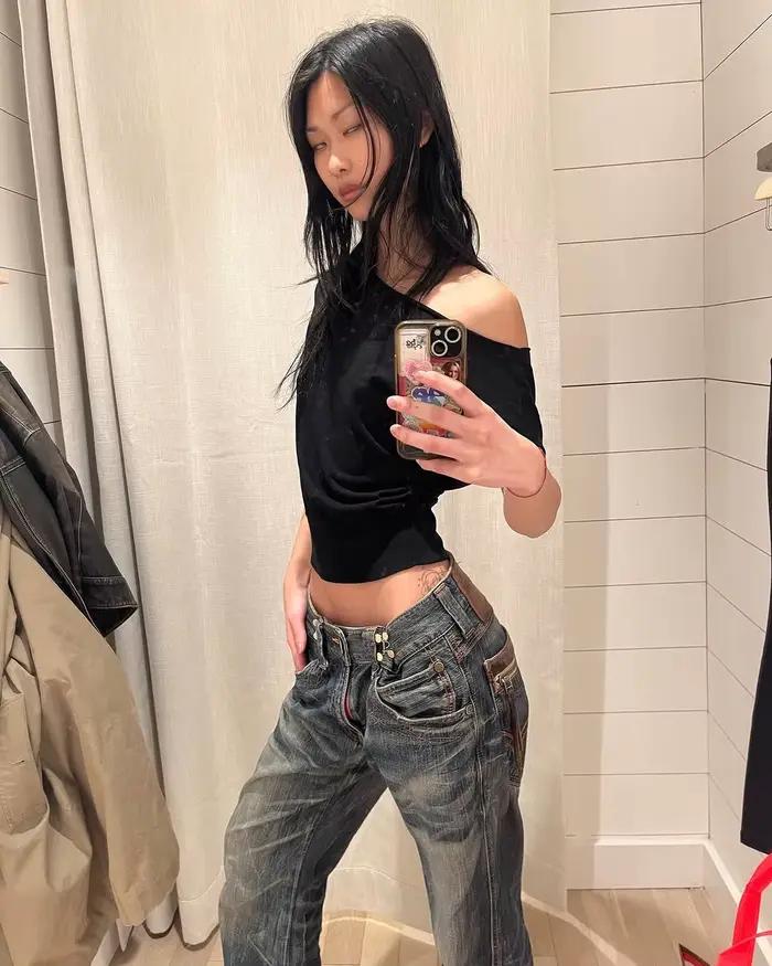 Haut tricoté asymétrique noir à une épaule