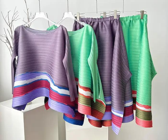 Ensemble 2 pièces élégant et tendance pour femme : Haut plissé à manches mi-longues et jupe midi à motif ondulé gris-violet – Collection Quotidienne Chic 2025