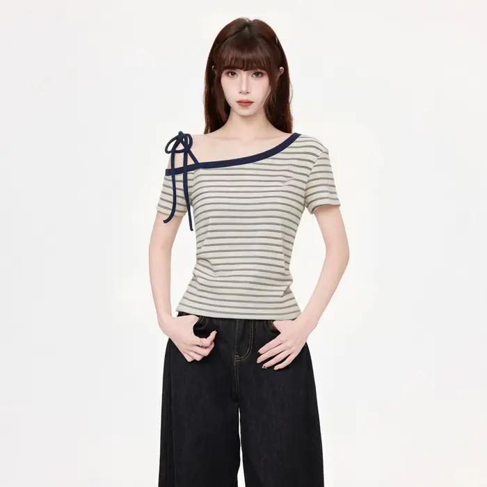 T-shirt femme bleu marine rayé à col diagonal et épaules dénudées