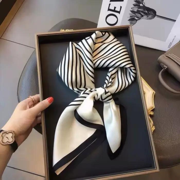 Cou foulard en soie avec sensation haut de gamme