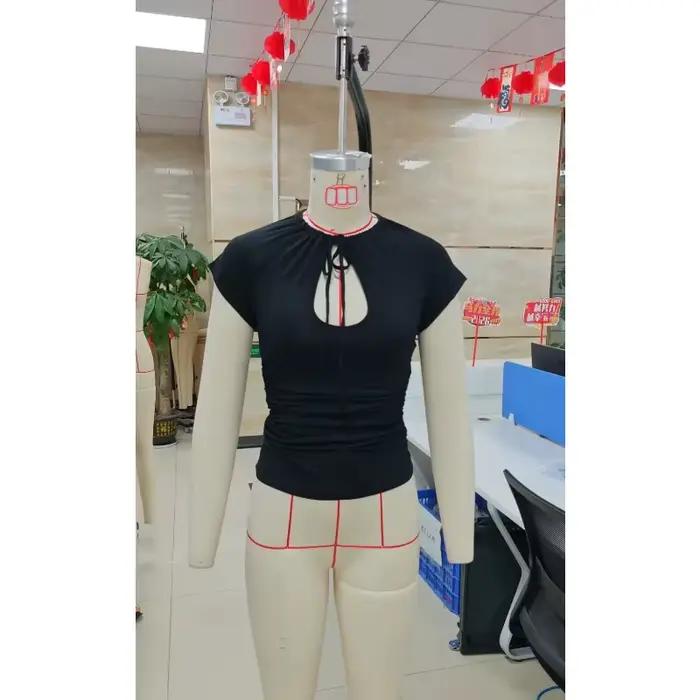 Haut court moulant à manches courtes et col rond pour femme, avec découpe en forme de clé et fronces, style sexy décontracté pour l'été et le streetwear