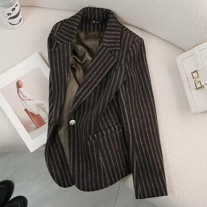 Blazer formel en laine à rayures marron pour femmes, veste d'affaires avec col cranté, fermeture bouton unique, matière laine naturelle, collection automne-hiver 2025, pour usage professionnel et occasions spéciales