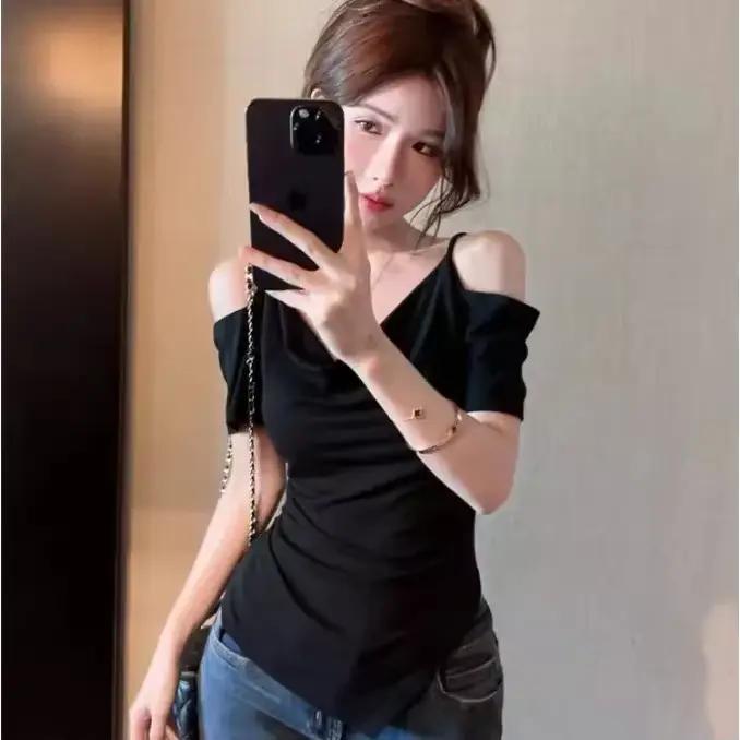 T-shirt à manches courtes pour femmes élégant et amincissant en polyester asymétrique pour l'été et les occasions spéciales