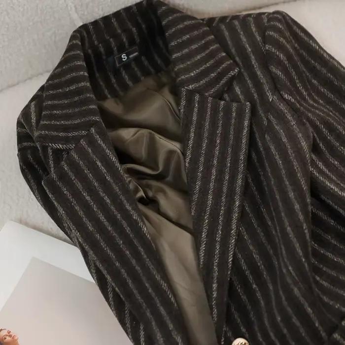 Blazer formel en laine à rayures marron pour femmes, veste d'affaires avec col cranté, fermeture bouton unique, matière laine naturelle, collection automne-hiver 2025, pour usage professionnel et occasions spéciales
