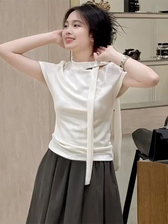 T-shirt blanc à manches courtes pour femmes épaules dénudées haut polyvalent décontracté nouveau design été 2025