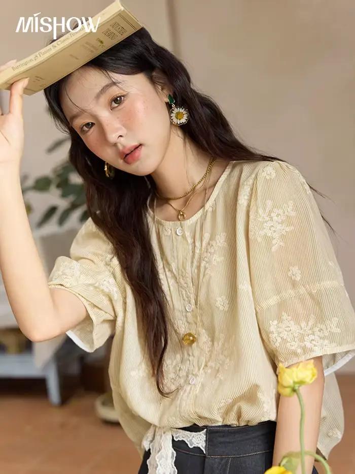 MISHOW français rétro brodé chemisier à fleurs pour les femmes été 2025 col rond simple boutonnage haut manches bouffantes Blouse MXE36X1874