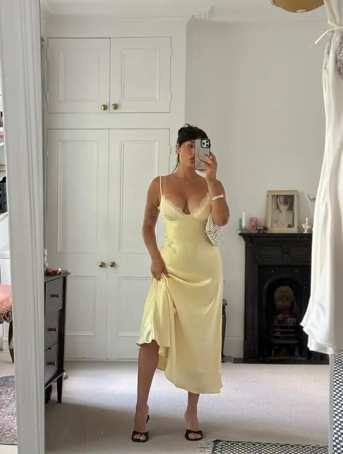Robe Midi Femme en Satin Jaune Beurre avec Dentelle et Patchwork, Col en V, Dos Nu, Bretelles, Nouvelle Collection 2026 pour Soirées et Dîners Occasions Spéciales