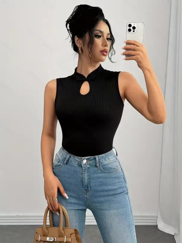 Haut d'été à col tendance et élégant avec un design soigné