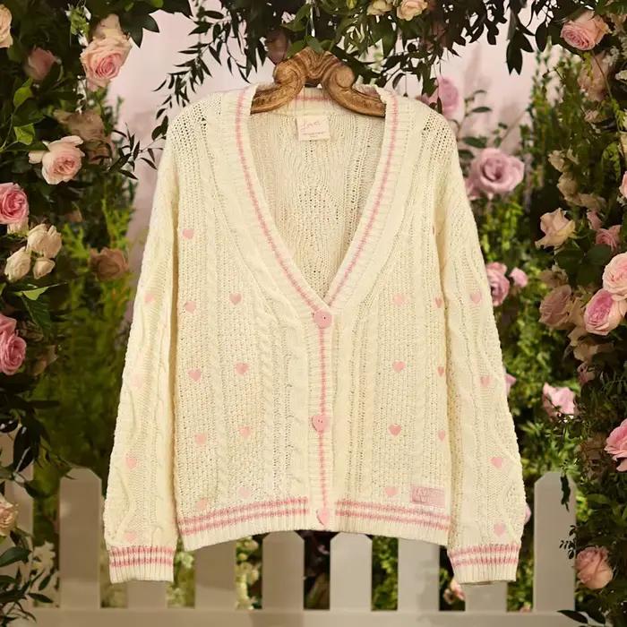 Cardigan d'amant avec bouton de coeur rose