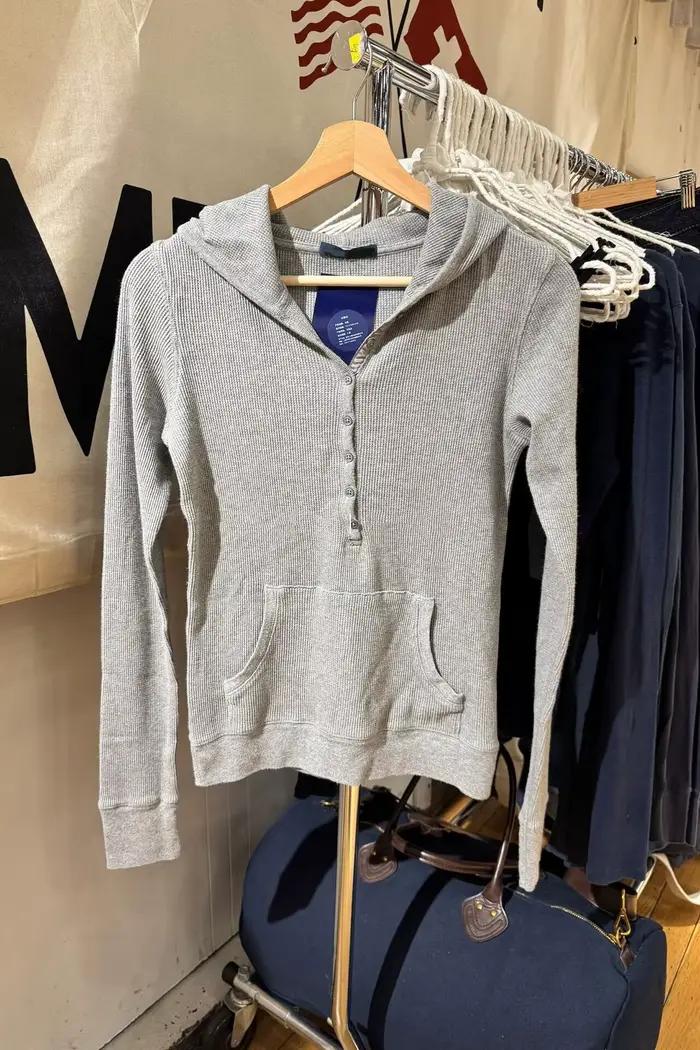 T-shirt à capuche gaufré gris pour femmes, style préppy, vintage chic, streetwear, manches longues, doux et extensible, pour sorties et occasions spéciales