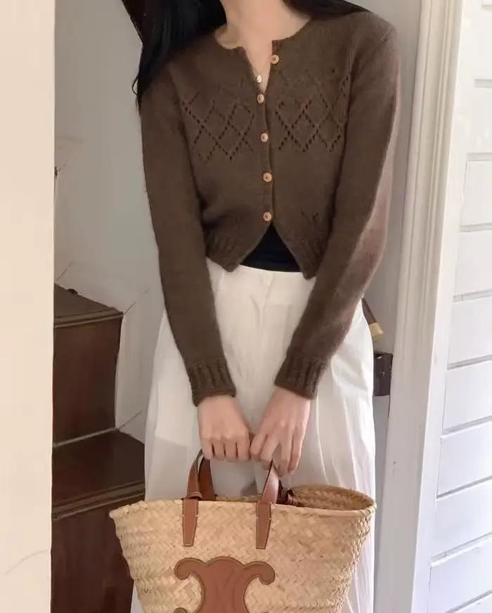 Pull en maille de haute qualité à manches longues avec un style ajouré tendance et une touche de raffinement.