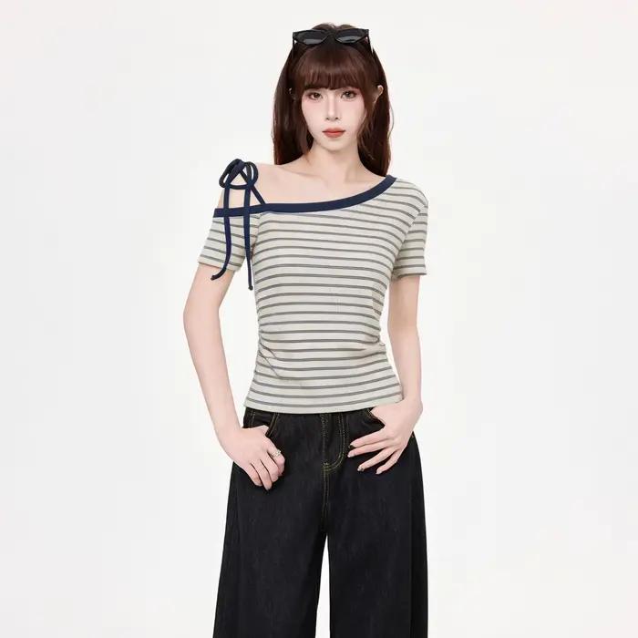 T-shirt femme bleu marine rayé à col diagonal et épaules dénudées