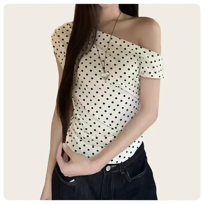 T-shirt d'été style coréen rétro ivoire noir à pois coupe ajustée à manches courtes et épaules dénudées