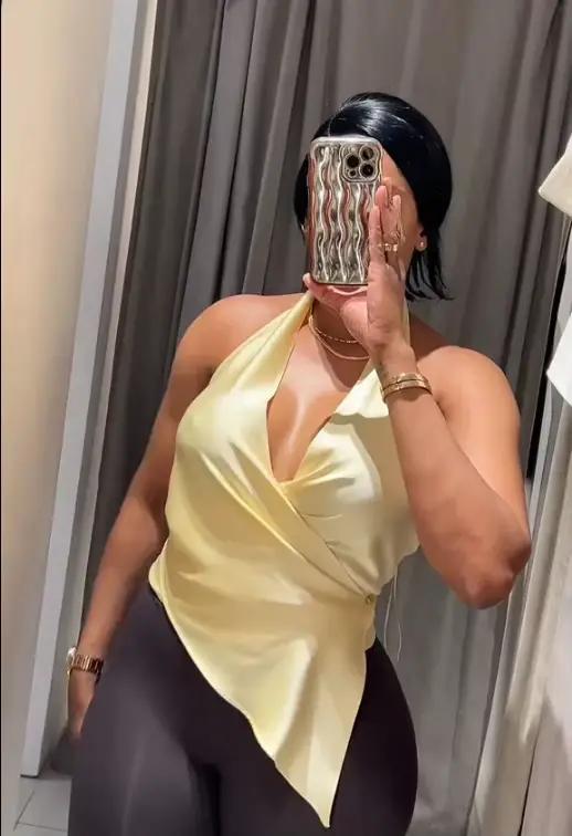 Haut court jaune en satin à col en V profond et dos nu pour femme