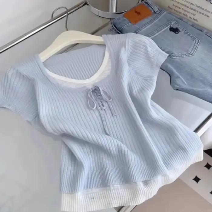 T-shirt en tricot violet avec détail lacé