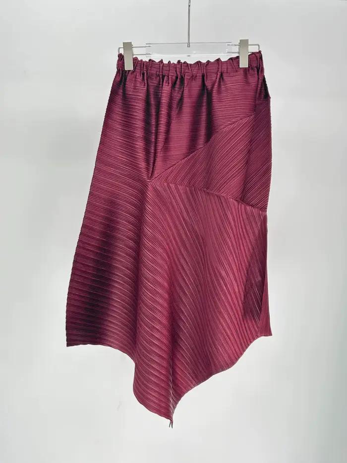 Ensemble deux pièces chic et tendance : haut asymétrique plissé rouge bordeaux à manches 3/4 et jupe longue plissée irrégulière texturée – Style minimaliste pour le quotidien
