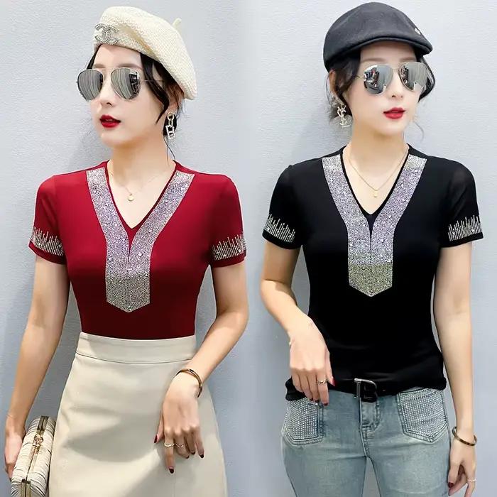 T-shirt en polyester à col en V orné de strass pour femmes élégantes, coupe ajustée, haut décontracté pour les occasions estivales