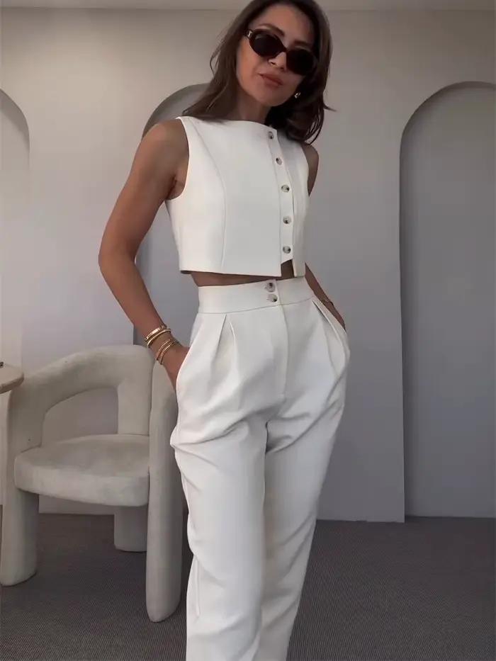 Ensemble deux pièces chic pour femmes de bureau : haut court sans manches à simple boutonnage et pantalon capri crayon