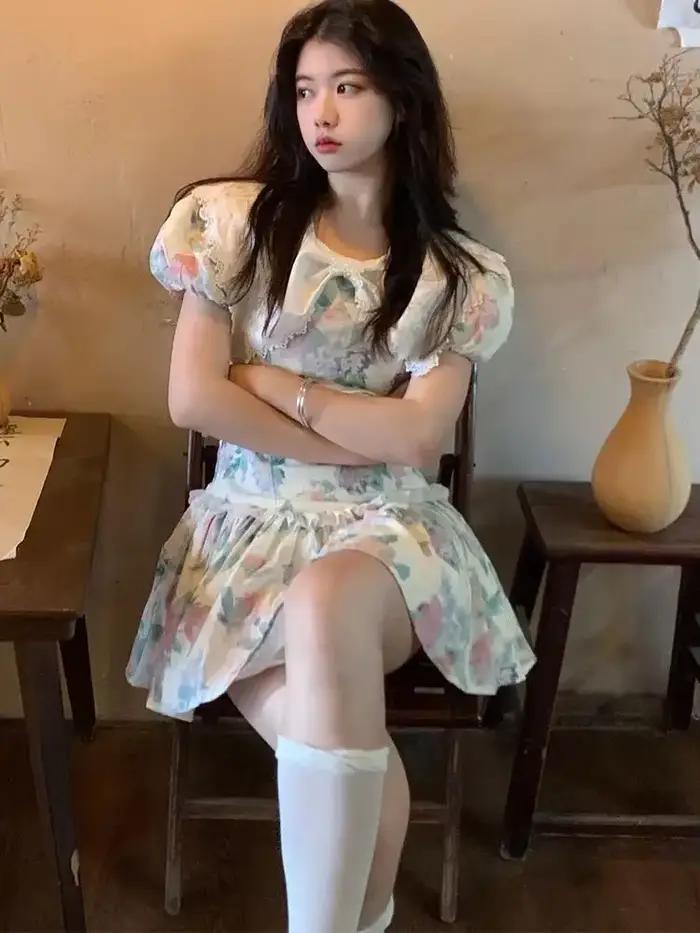 Robe à col français et manches bouffantes pour femme