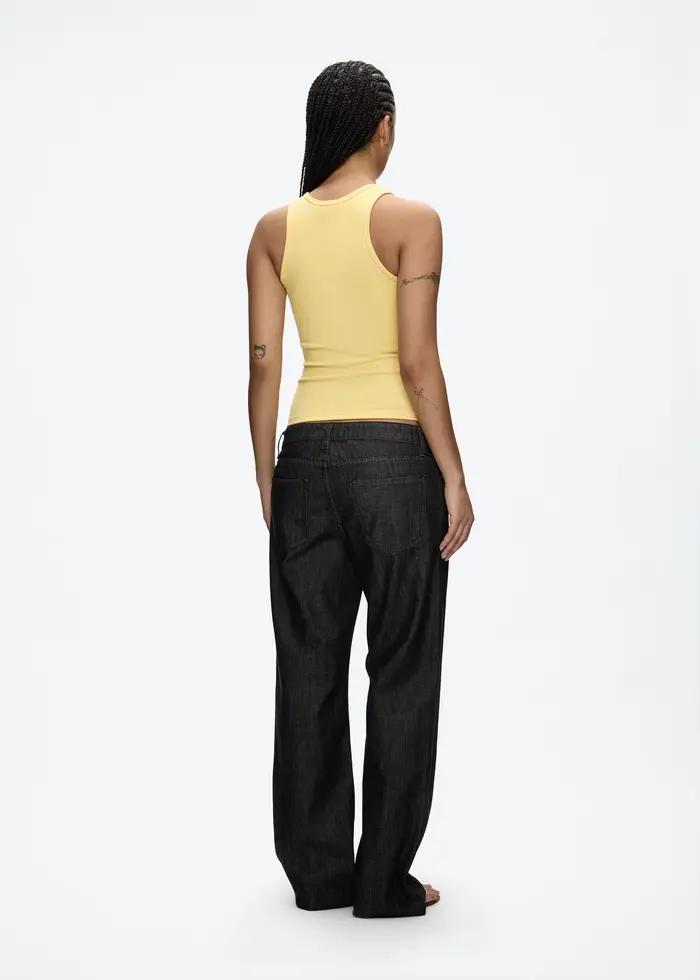 Débardeur côtelé pour femme junior avec col en V et bordure brute polyvalent en plusieurs couleurs et tailles
