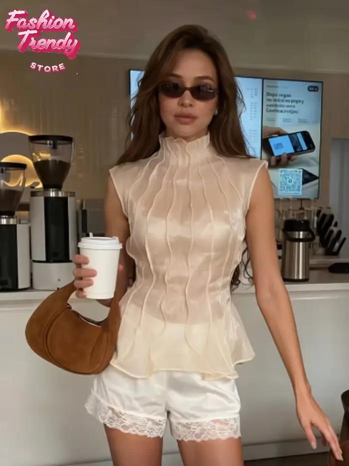 Chemisier plissé beige en satin sans manches pour femme