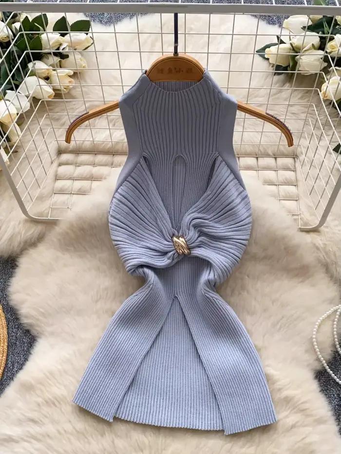 2025 nouveau noir blanc couleur bloc haut en tricot femmes découpé torsion avant métal décor mince