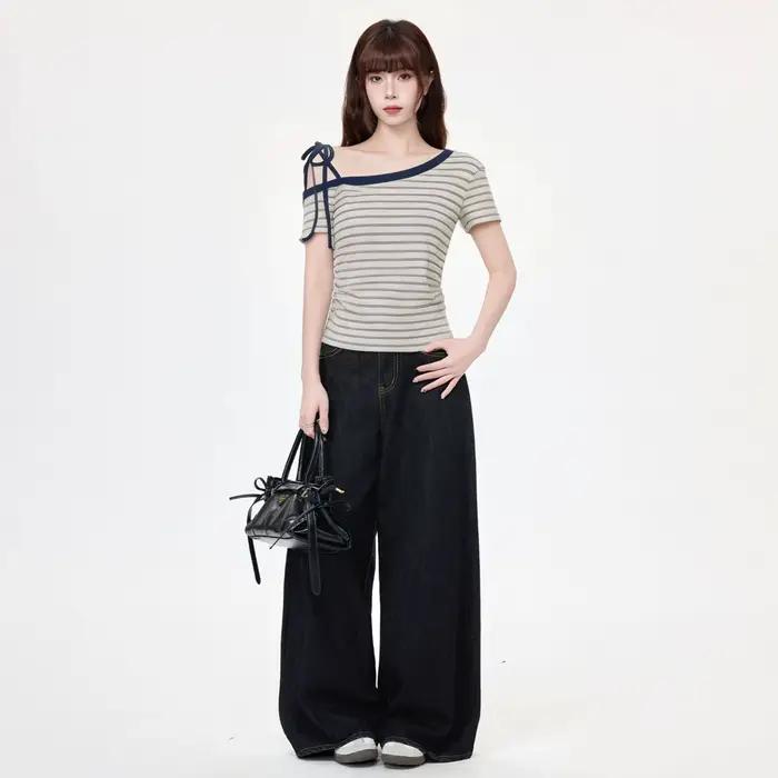 T-shirt femme bleu marine rayé à col diagonal et épaules dénudées