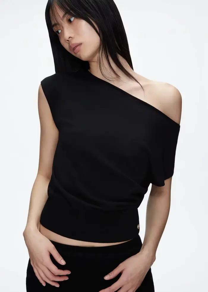 Haut tricoté asymétrique noir à une épaule