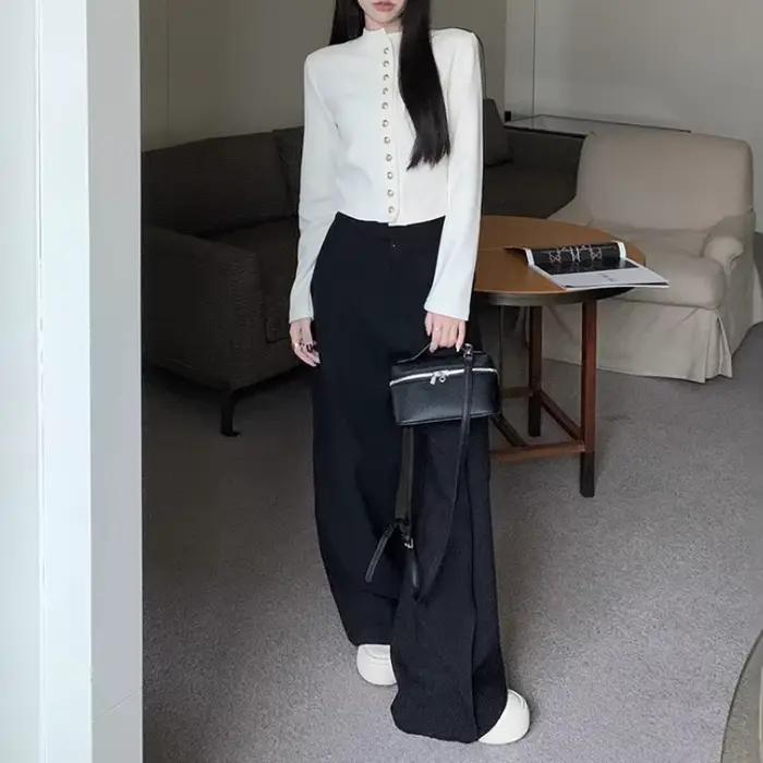 Cardigan court en maille noire pour femme