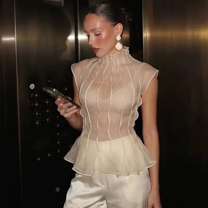 Chemisier plissé beige en satin sans manches pour femme