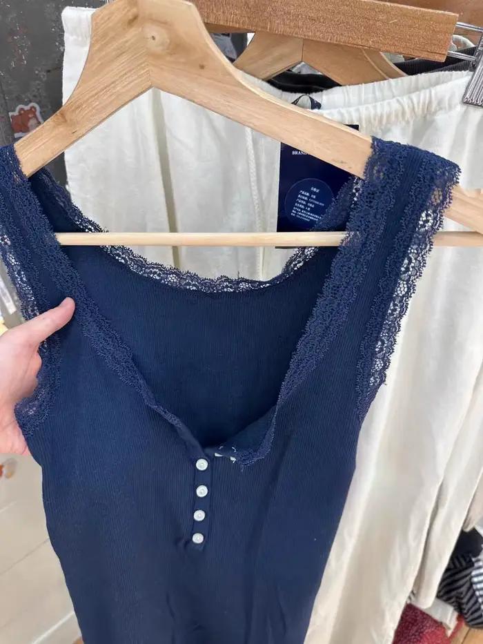 Haut de lit en dentelle pour femme garniture solide bouton de printemps col en U camisole mince en fibre coton précieux style Y2K vintage occassions spéciales polyvalent