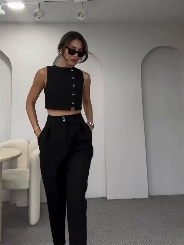 Ensemble deux pièces chic pour femmes de bureau : haut court sans manches à simple boutonnage et pantalon capri crayon