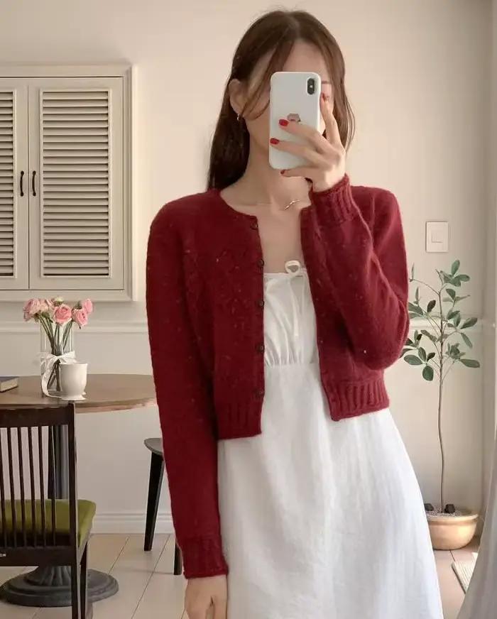 Pull en maille de haute qualité à manches longues avec un style ajouré tendance et une touche de raffinement.