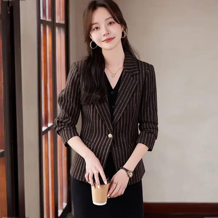 Blazer formel en laine à rayures marron pour femmes, veste d'affaires avec col cranté, fermeture bouton unique, matière laine naturelle, collection automne-hiver 2025, pour usage professionnel et occasions spéciales
