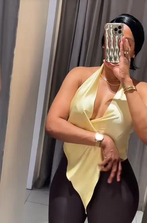 Haut court jaune en satin à col en V profond et dos nu pour femme