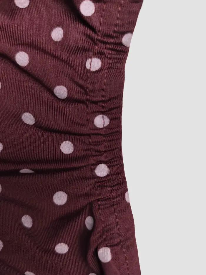 Haut court en tricot pour femme avec options de port polyvalentes et détail froncé sur le côté