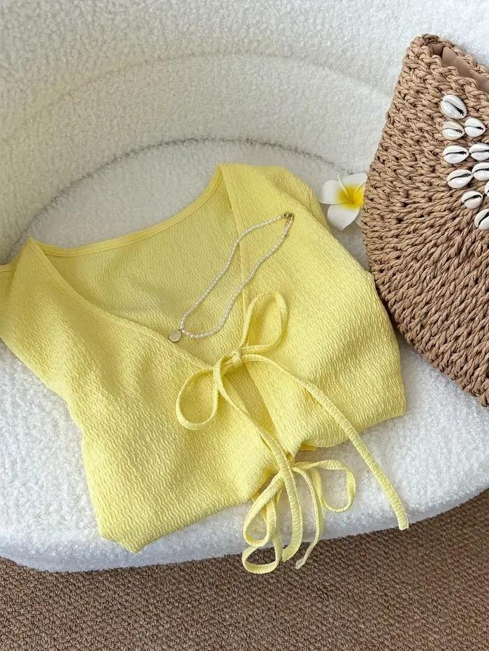 Haut en tricot jaune clair à manches courtes pour femme avec nœud sur le devant
