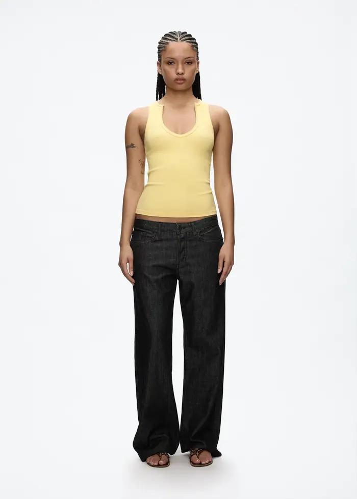 Débardeur côtelé pour femme junior avec col en V et bordure brute polyvalent en plusieurs couleurs et tailles
