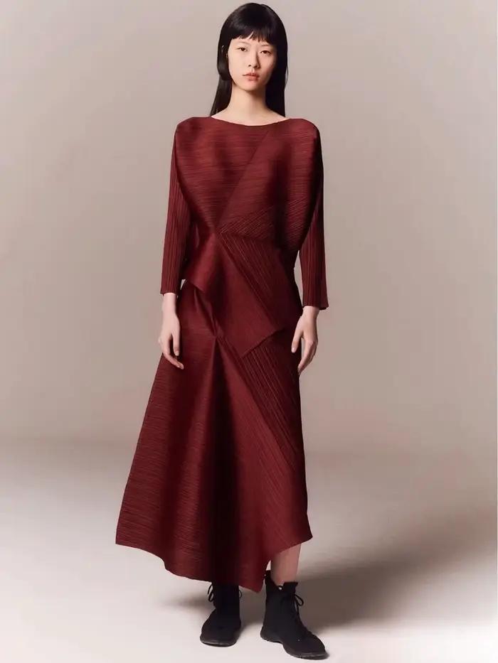Ensemble deux pièces chic et tendance : haut asymétrique plissé rouge bordeaux à manches 3/4 et jupe longue plissée irrégulière texturée – Style minimaliste pour le quotidien