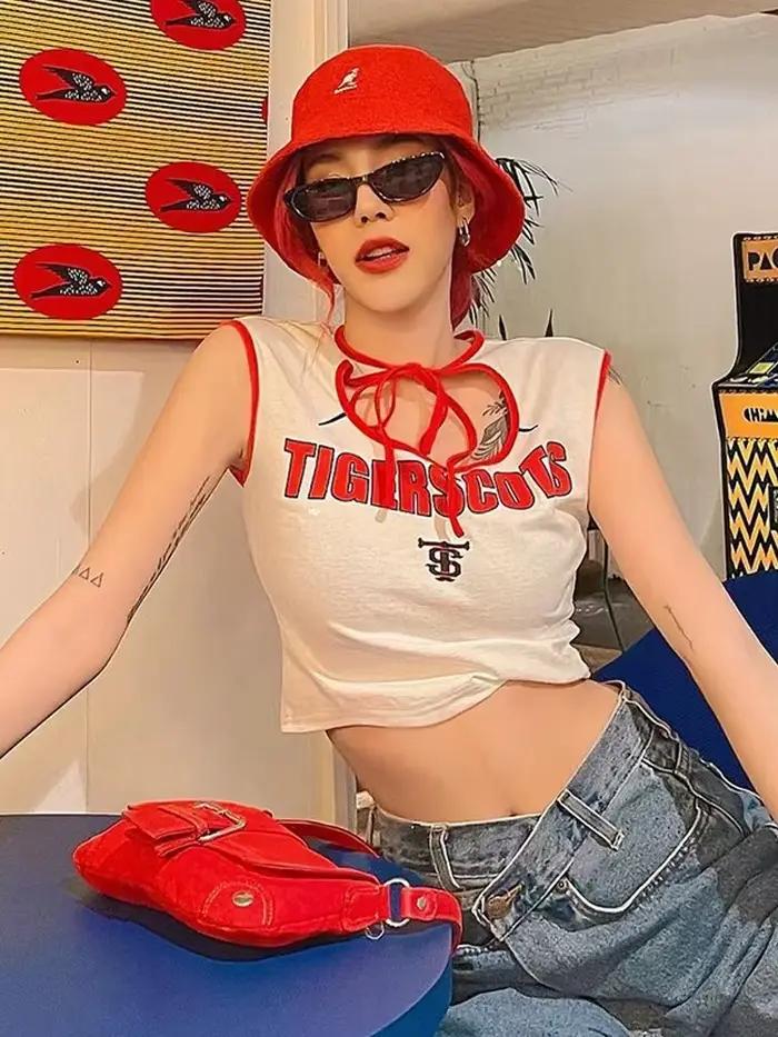 T-shirt à lettres imprimées pour femmes, style streetwear, haut court sans manches, Y2K, accessoire col à lacets, polyester et élasthanne, printemps été, pour parties et événements